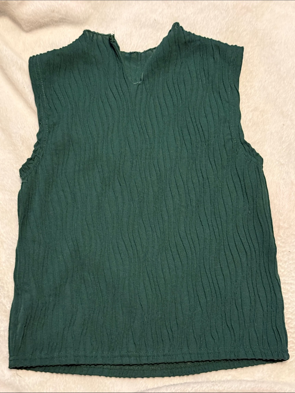 Sleeveless Wave-Texture Shell Top in Forest Green